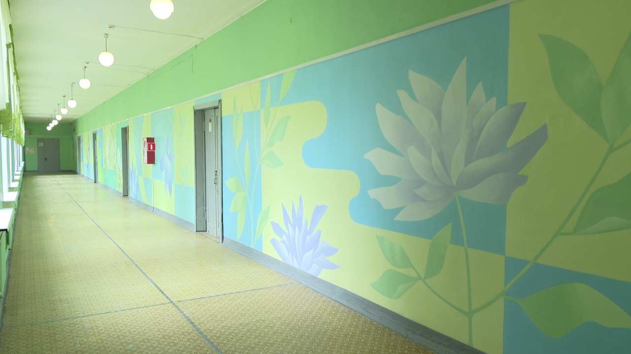На покраску коридоров использовали 14 банок. Покраска коридоров школ Москвы. Покрасить коридор в школе. Расписная стена лазер учебный класс. Красивая покраска коридора административного здания.